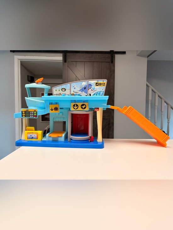 Fisher-Price Other - Fisher-Price Little People Everyday Adventures Airport playset